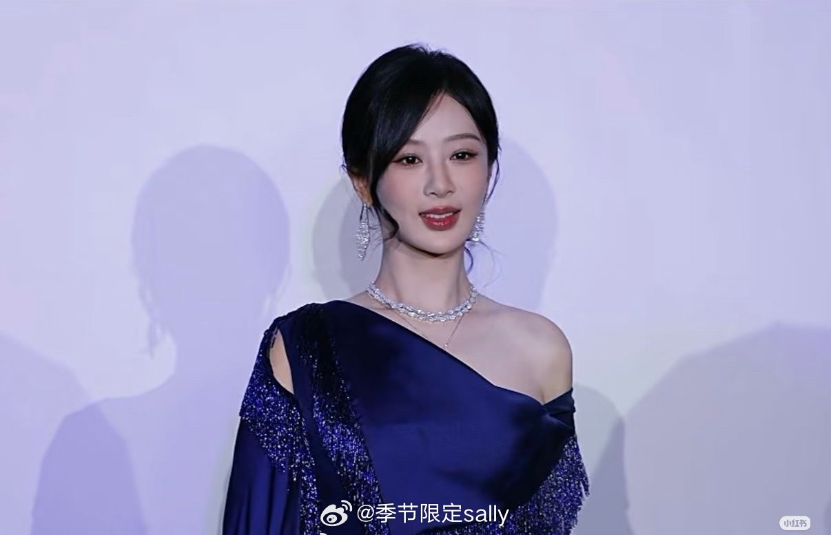 杨紫今日apm品牌活动怼脸生图，状态好好紫色真的有韵味非常美腻捏杨紫紫色高定