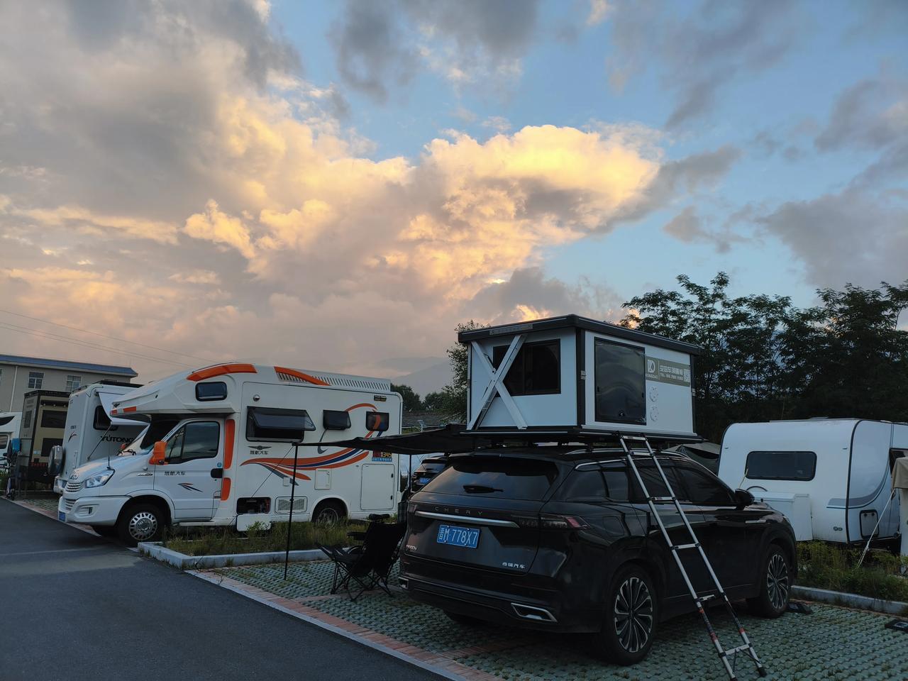 最近刷视频，好多车友感叹：二手房车，那是真的香！
跑房车旅途这么多年，一路上见过