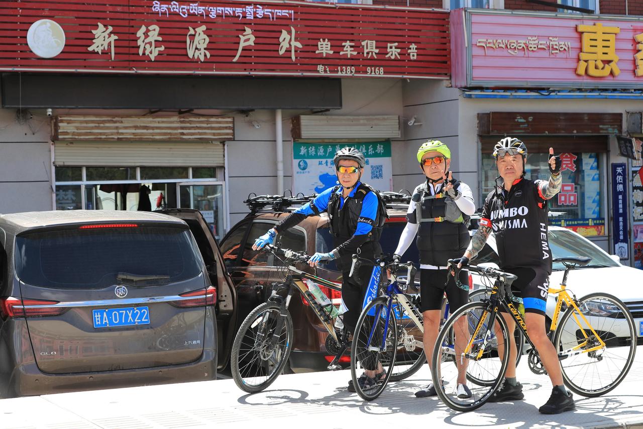 9月9日是环青海湖骑行第一天，三位来自香港，年龄分别 是72、70和64周岁的老