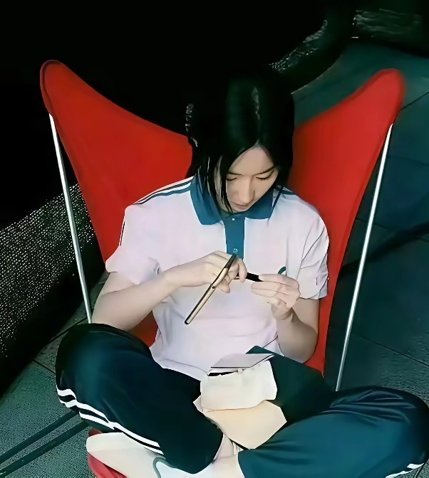 刘亦菲这么有钱还这么节约，这把3000块的红椅子，用了十年都没换！ 