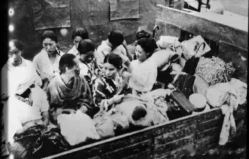1941年，一个9岁的小女孩去地里摘野菜。突然，一个日军跑过来抓住了她。然后她被