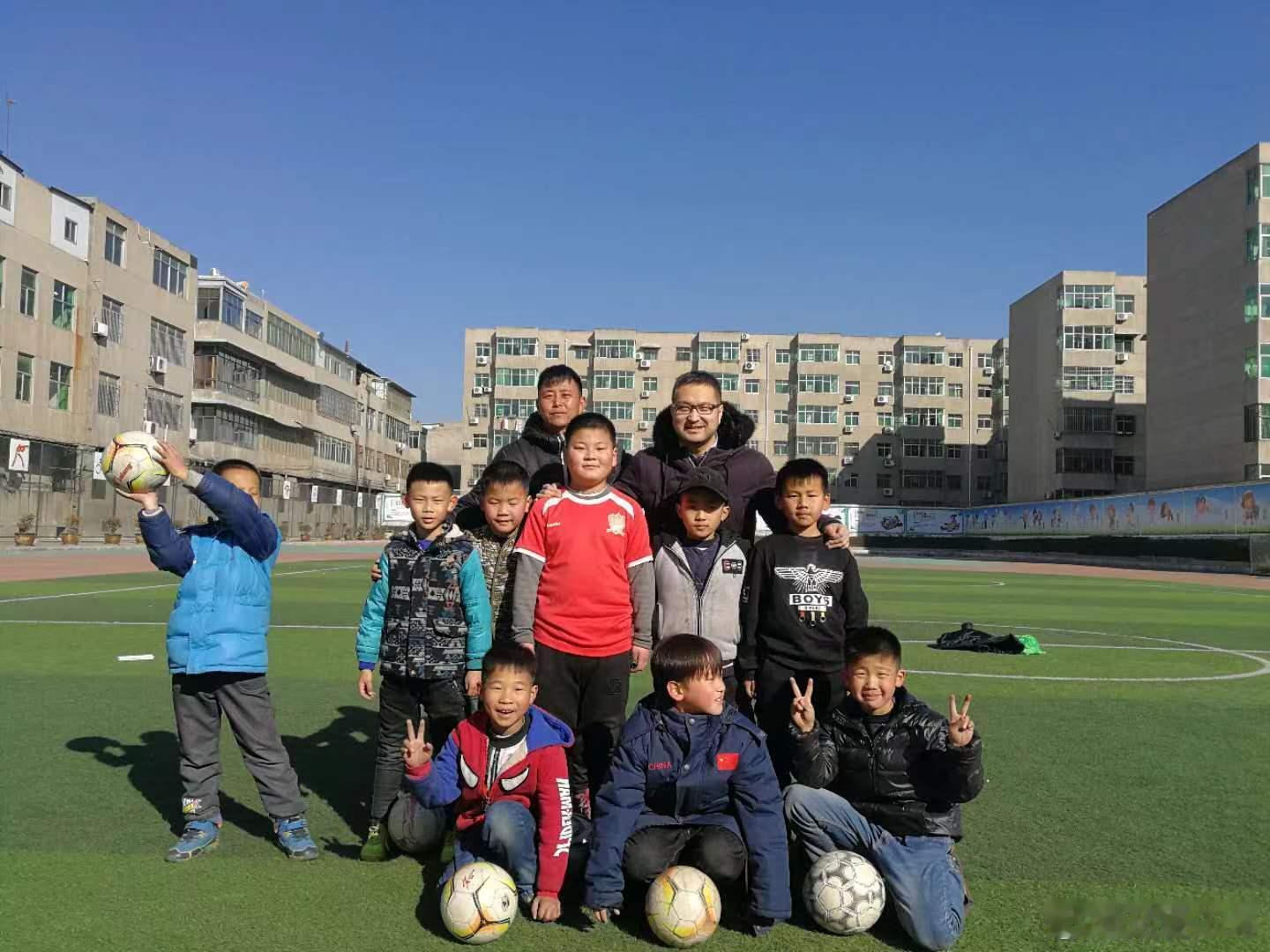 2018年初，有空独自到陕西铜川革命老区看望一群踢球的孩子，跟他们一起在场上奔跑