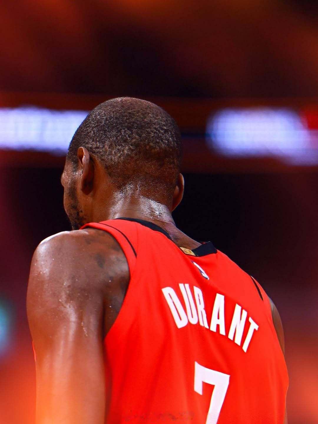 近日，火箭球星杜兰特参加了播客节目《Pivot Podcast episode》