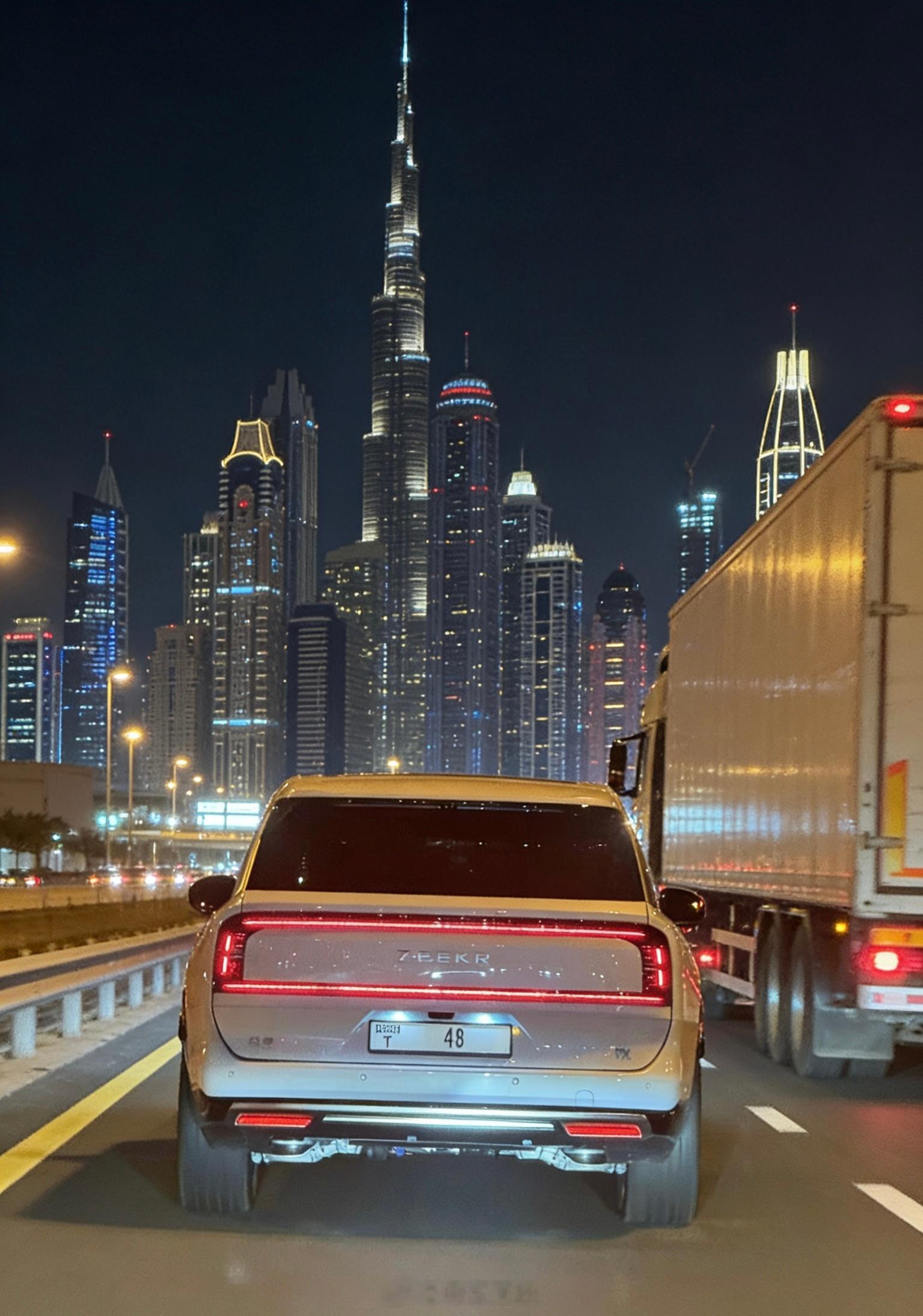 在迪拜偶遇极氪超级富豪的极氪9X，车牌T48是什么概念？在迪拜，车牌数字越少越值