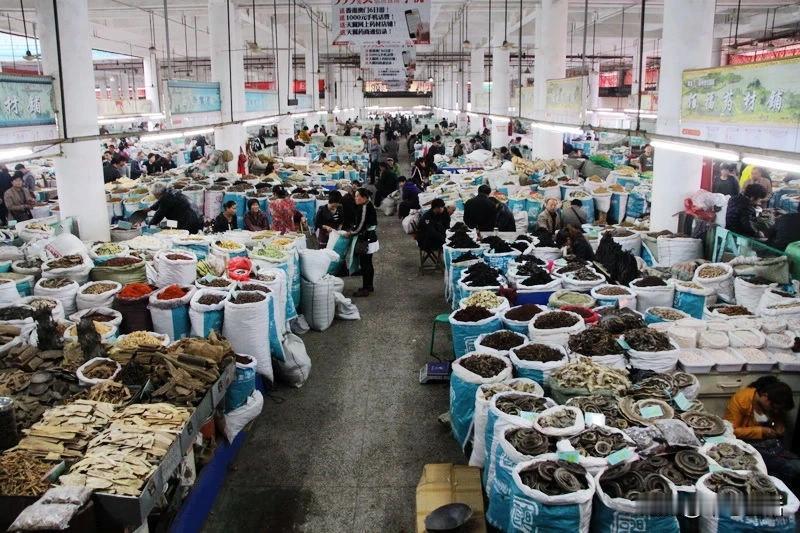 卖药者两只眼，用药者一只眼，服药者全无眼。
这是明·陈嘉谟在《本草蒙筌·总论·贸