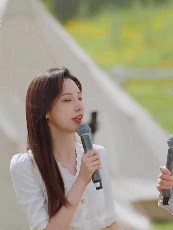 当你低头的瞬间。
芝麻官。
我见到你们太开心了，保定的朋友们大家好，我是总台的主