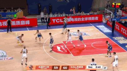 一己之力！摩尔36分钟25中14砍下34分5板3助1断 前三节几乎不休中国篮球