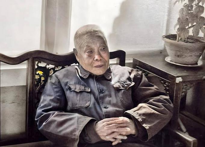 伺候婉容洗澡，孙耀庭跪在地上，全程不敢睁眼。

宫里的老太监进门前就叮嘱好的——