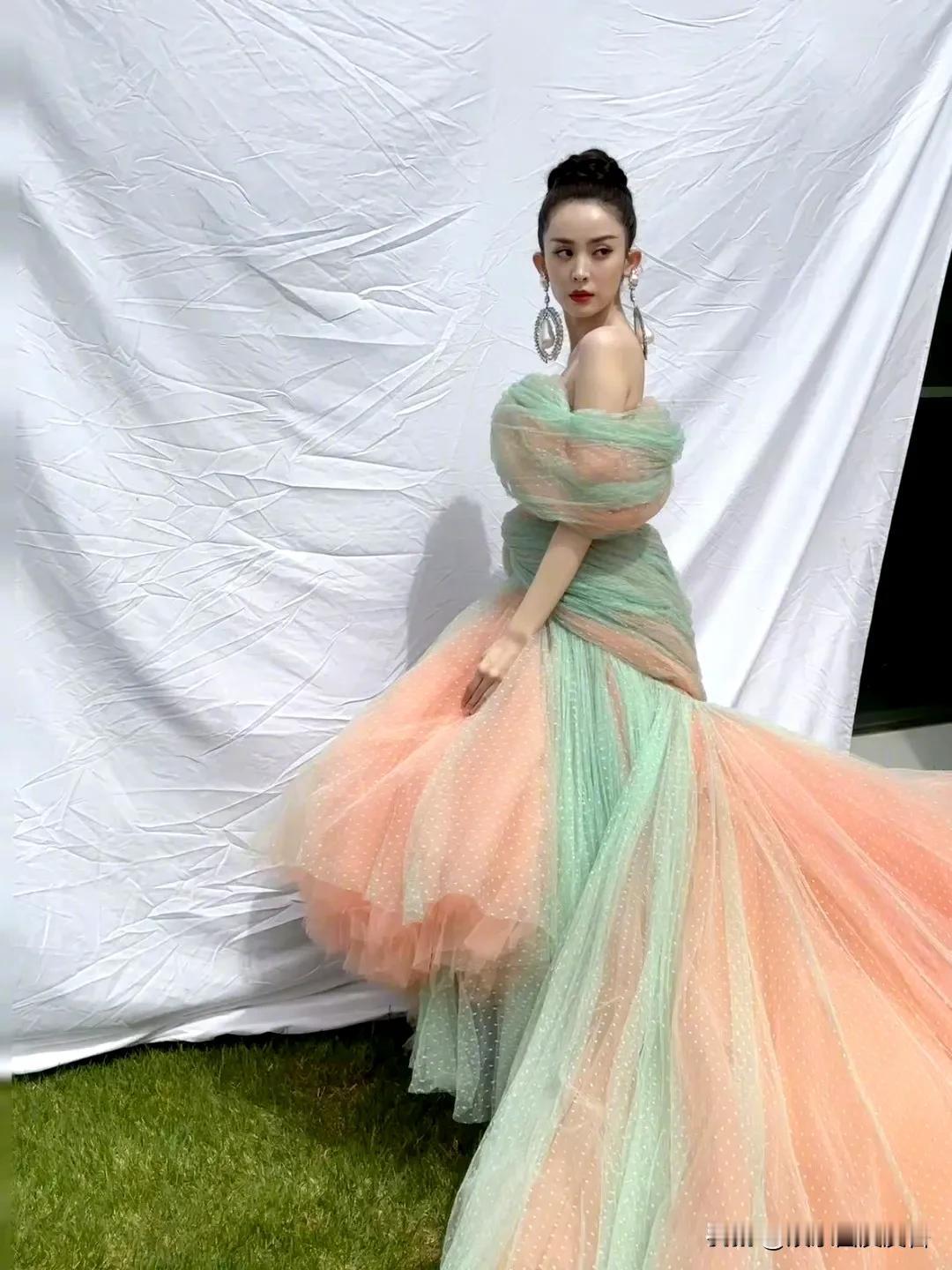 古力娜扎审美降级的如此厉害吗？这是穿了什么？穿个蚊帐出来走红毯吗？真的是浪费了这