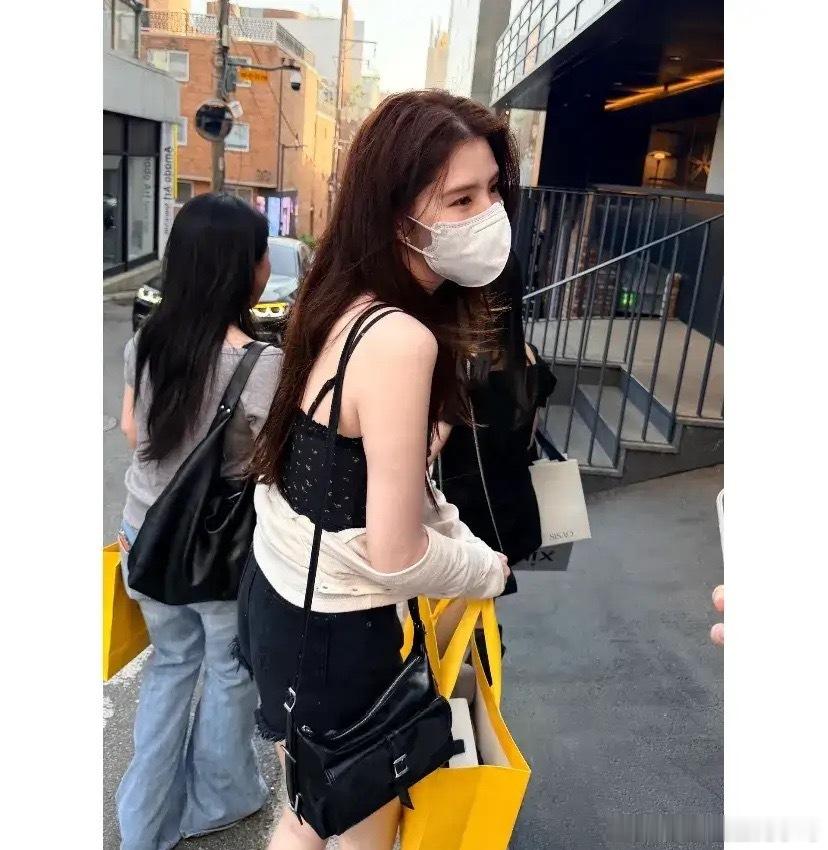 韩素希逛街被偶遇，她穿着背心短裤，双腿又白又长人看着都香香的！ 