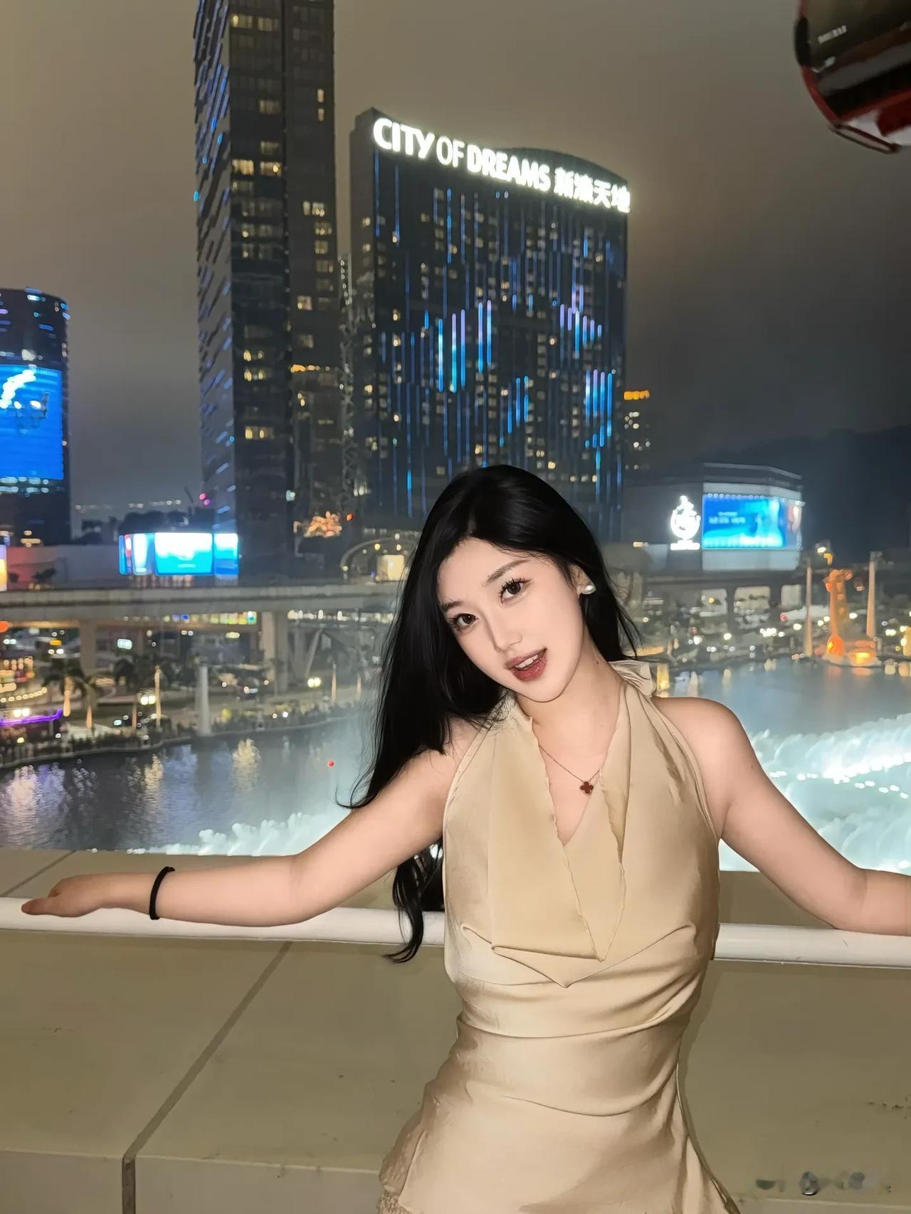 梦回繁华夜，灯火映城楼。