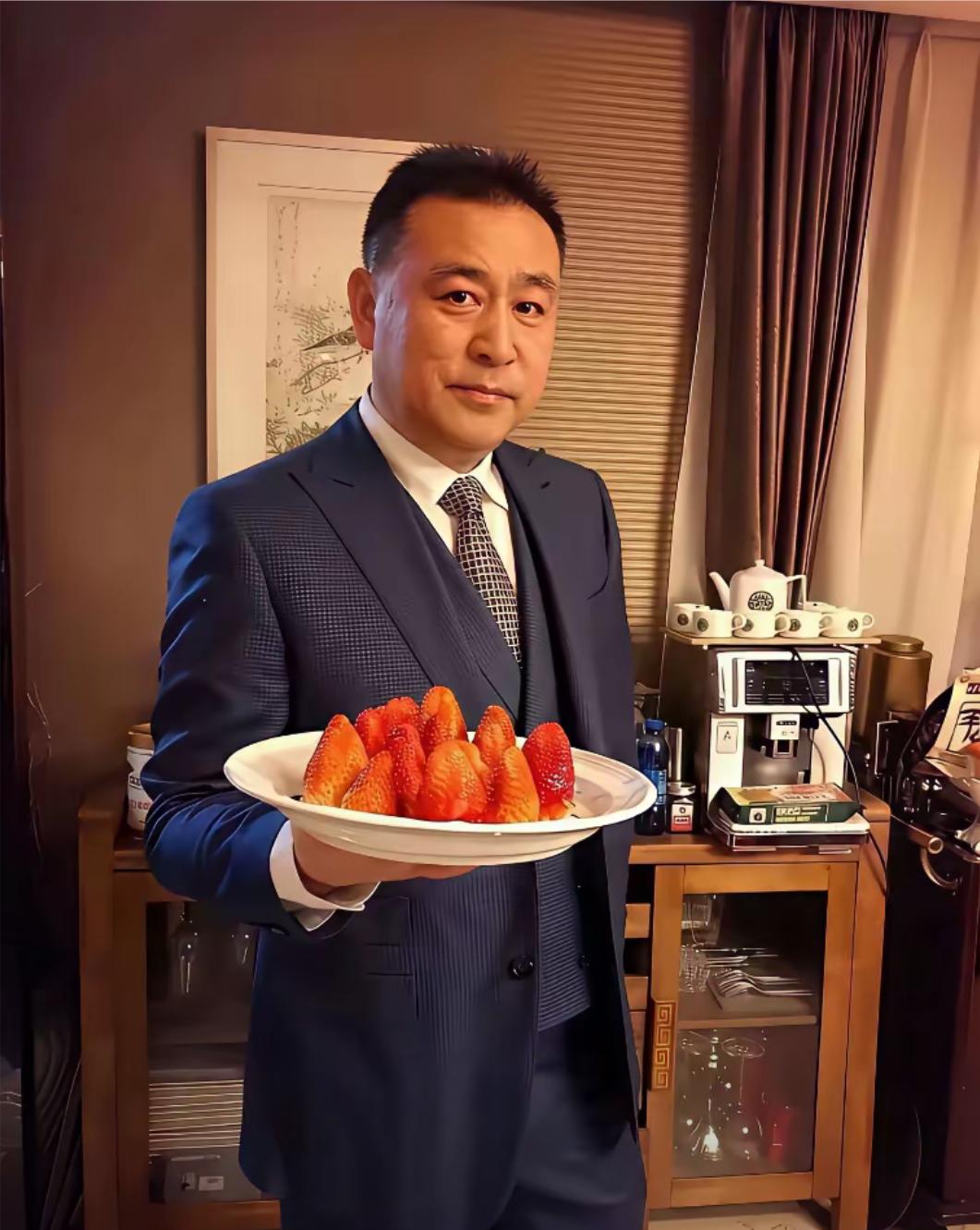 64岁的张宏民在北京独居，不婚不育，晚年独自在豪宅，自己亲手做自己喜欢的饭菜，主