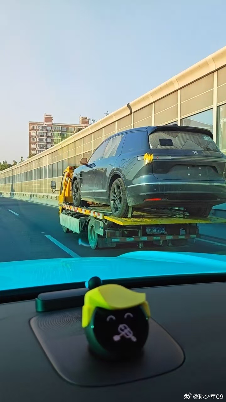 都在发蔚来ES7的无伪装图除了标其他看不出区别啊