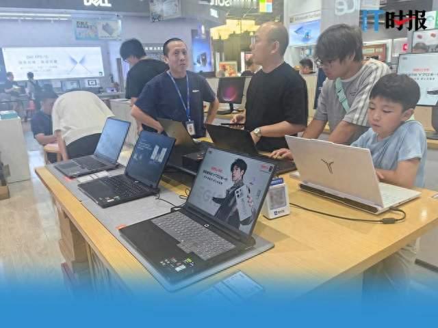 AI抢产能，开学三件套多花3000元，为何销量没降，商家却叫苦？