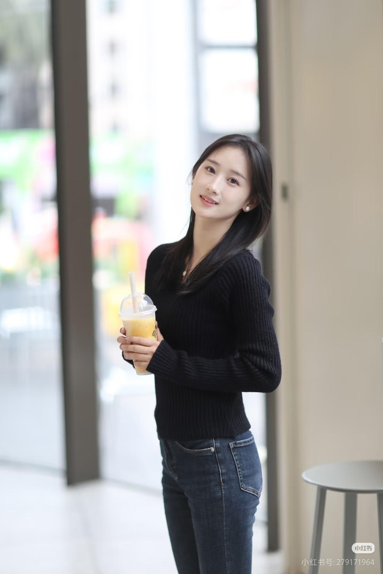 轻啜茶香，悠然自得。