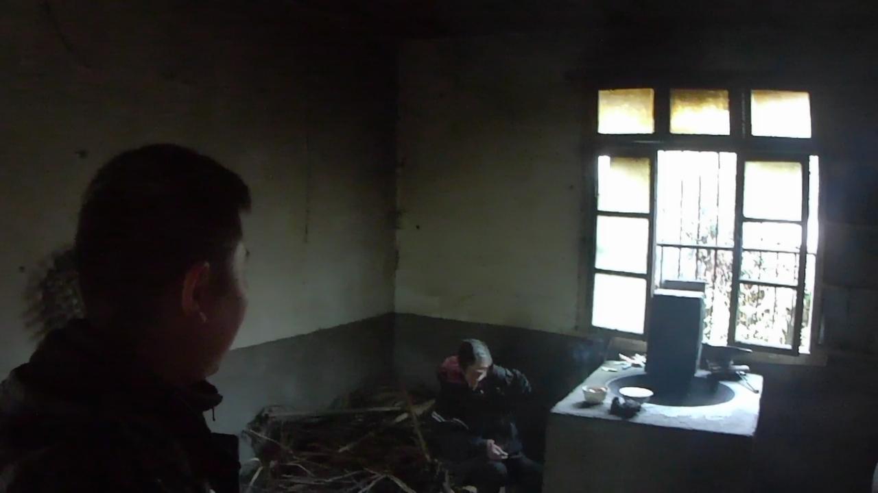 我们村的80岁孤寡老人过生日，她没有儿子就一个女儿，也算是我们奶奶，今天到我家借