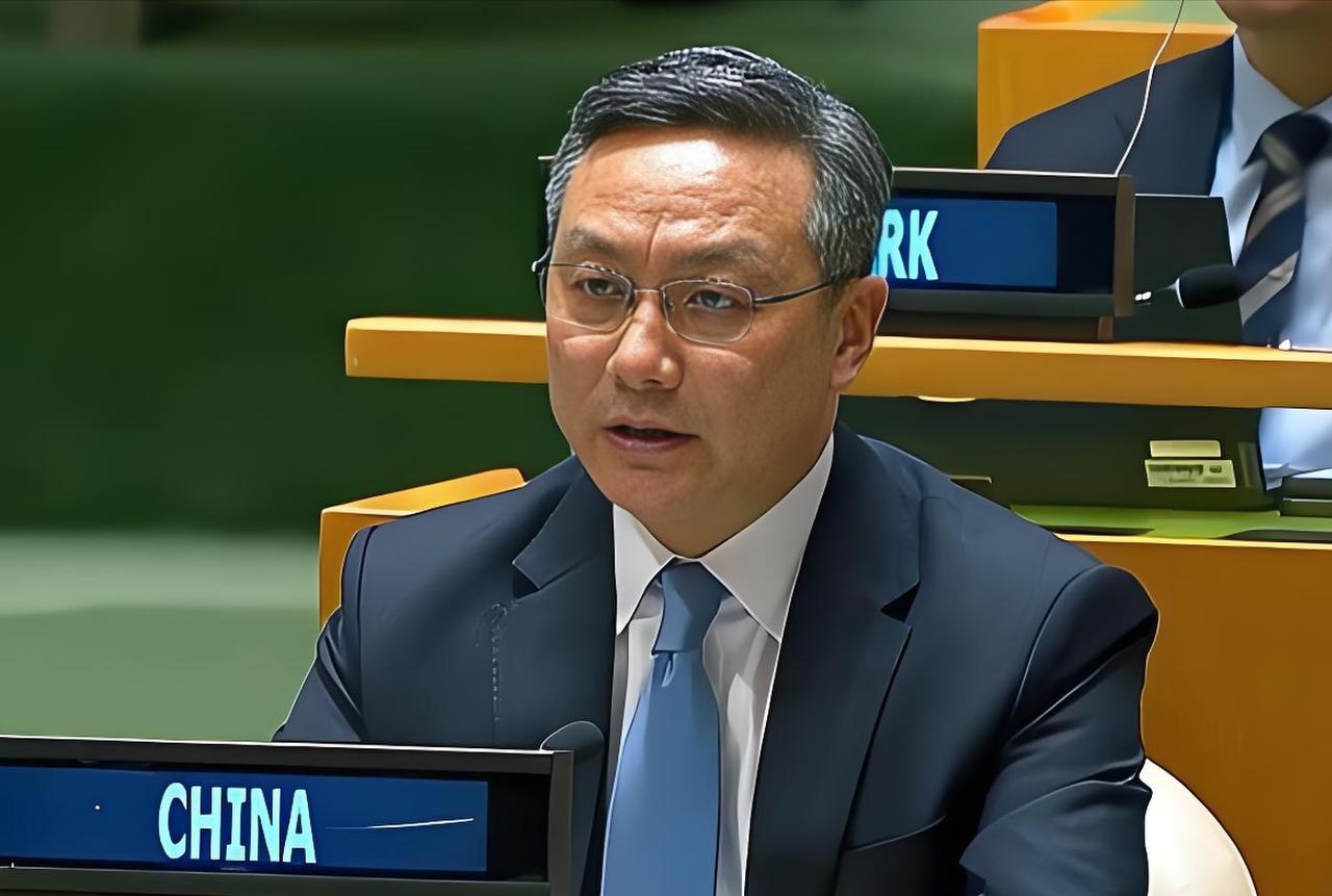 当联合国高官流畅切换四国语言，却唯独没有中文时，中国代表孙磊大使没有愤怒指责，而