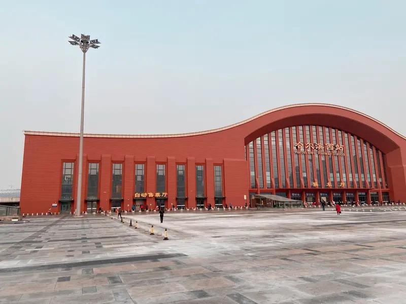 哈尔滨西站12名女警轮番上阵护航春运 哈尔滨西站12名女警轮番上阵护航春运，简直