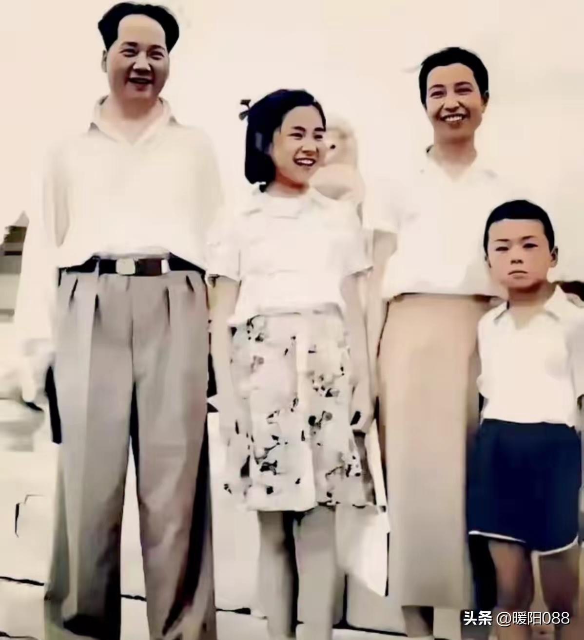 一袭白衣岁月温柔！1951年珍贵合家照，看懂伟人两种人生底色
 
翻看1951年