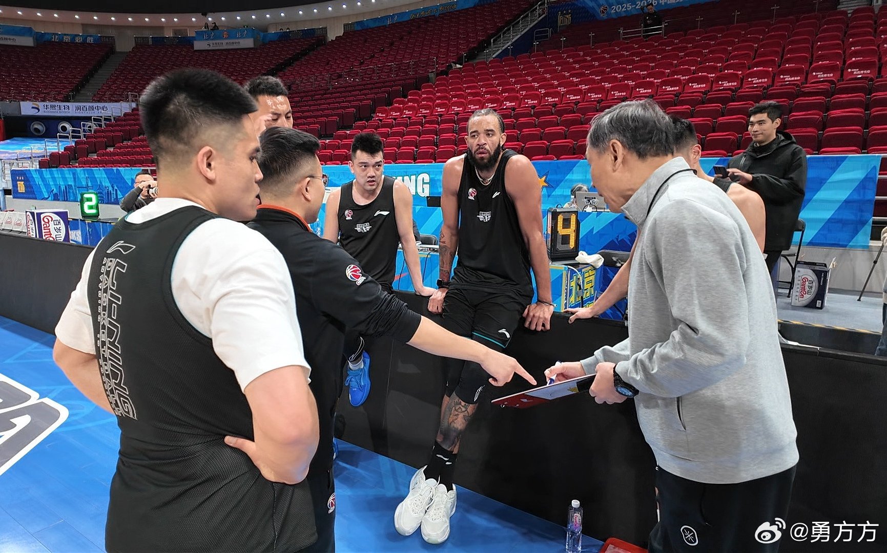 北京首钢 今天队内对抗赛，许指导专门给麦基安排了一攻一防俩战术，我在旁边一顿偷听