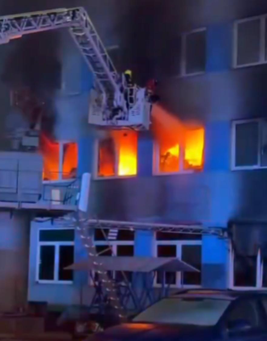 【捷克恐怖袭击事件最新细节：左翼极端分子纵火焚烧一家向乌克兰供货的工厂】

当地