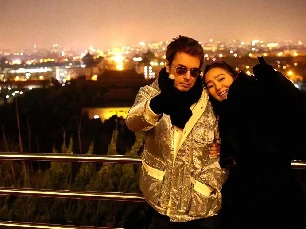 我想说，

看到60岁的巩俐，在丈夫肩上小鸟依人的样子，

突然感觉，爱情原来是