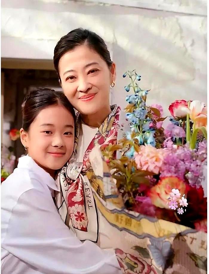 梅婷12岁的女儿，竟直接拿下了百花奖最佳新人提名！

小姑娘叫曾慕梅。这名字是爸