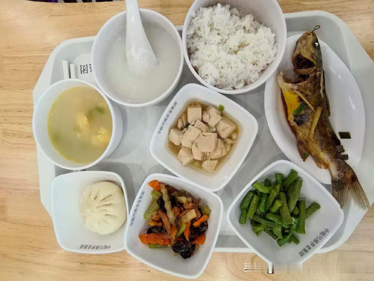 这是今日母亲养老院里的午餐，红烧戈雅鱼和肉包子母亲能直接吃，主要是愿意直接吃，其
