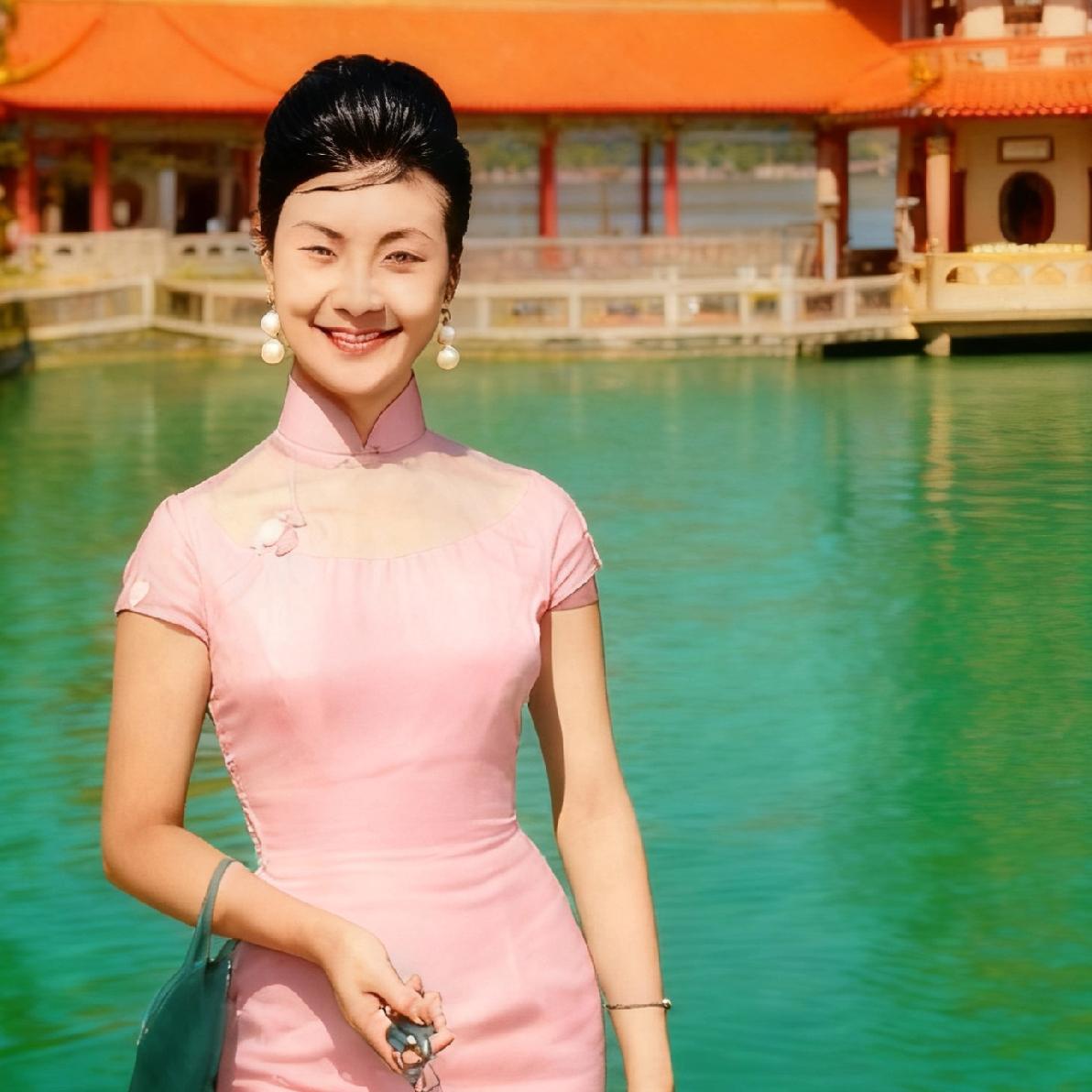 1963年，吴石将军上司周至柔的儿媳汪丽玲，斩获第二届中国小姐冠军，身着旗袍定格