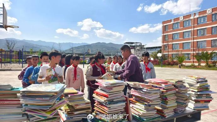 何健麒粉丝又做公益了，向困难地区捐赠402箱物资及900余册书籍，用行动诠释温暖