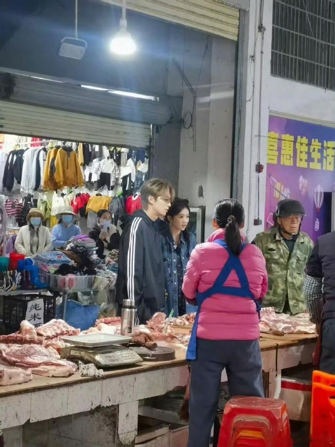 白鹿王鹤棣的菜市场同框路透释出，画面背景是二人正在录制综艺节目的现场，有路人在菜