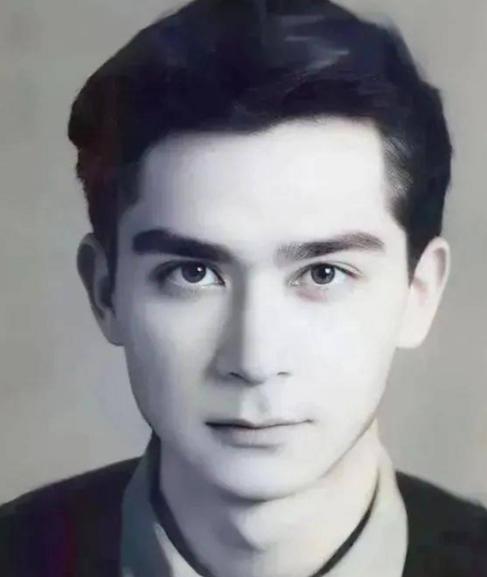 2013年，一张1955年的大学注册照在网上疯传。照片上的年轻人五官深邃，眉目如