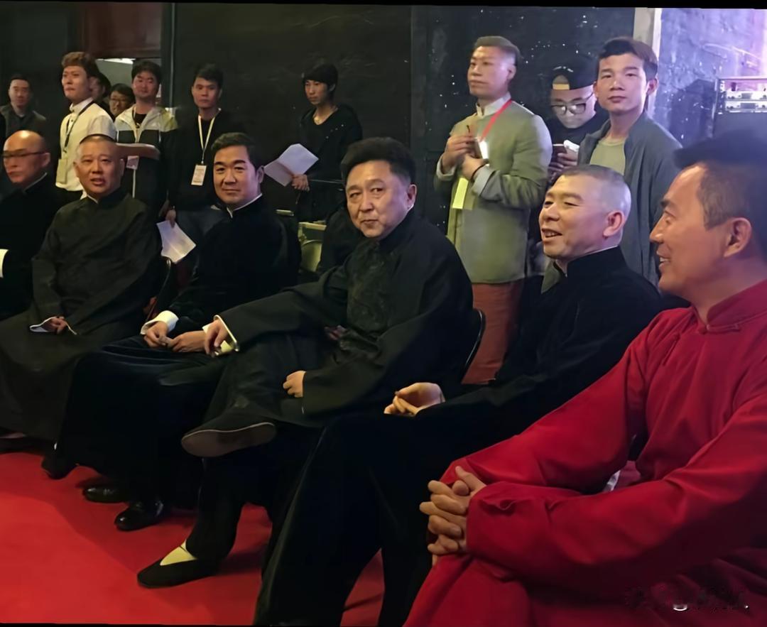 德云社成立20周年庆典晚会后台候场现场，冯小刚、张国立等圈内好友专程前来观礼、站