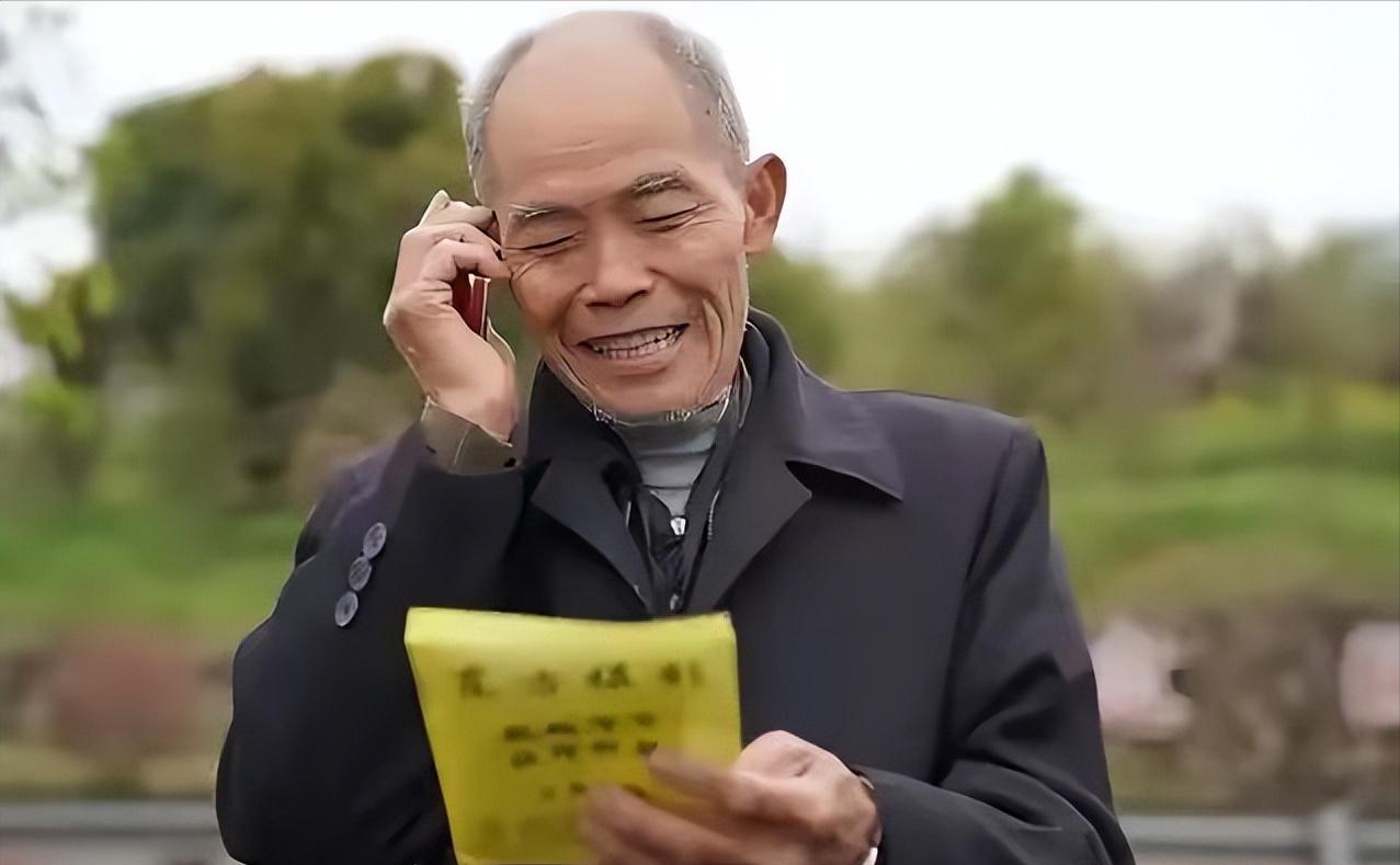 浙江，一75岁大爷随团去北京爬长城，兴奋之余想拍照留念，无奈自己的手机是老年机，