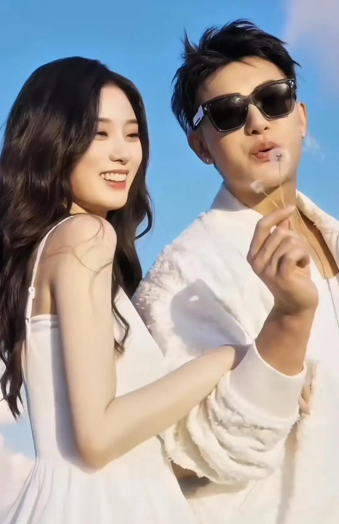 黄子韬徐艺洋官宣结婚，娱乐圈喜讯传来！两人爱情长跑多年，终成正果。他们在社交媒体