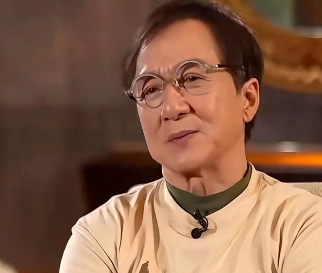 69岁成龙被记者一句“你的时代结束了”直接戳心，他咧嘴一笑：结束就结束，我拍给6