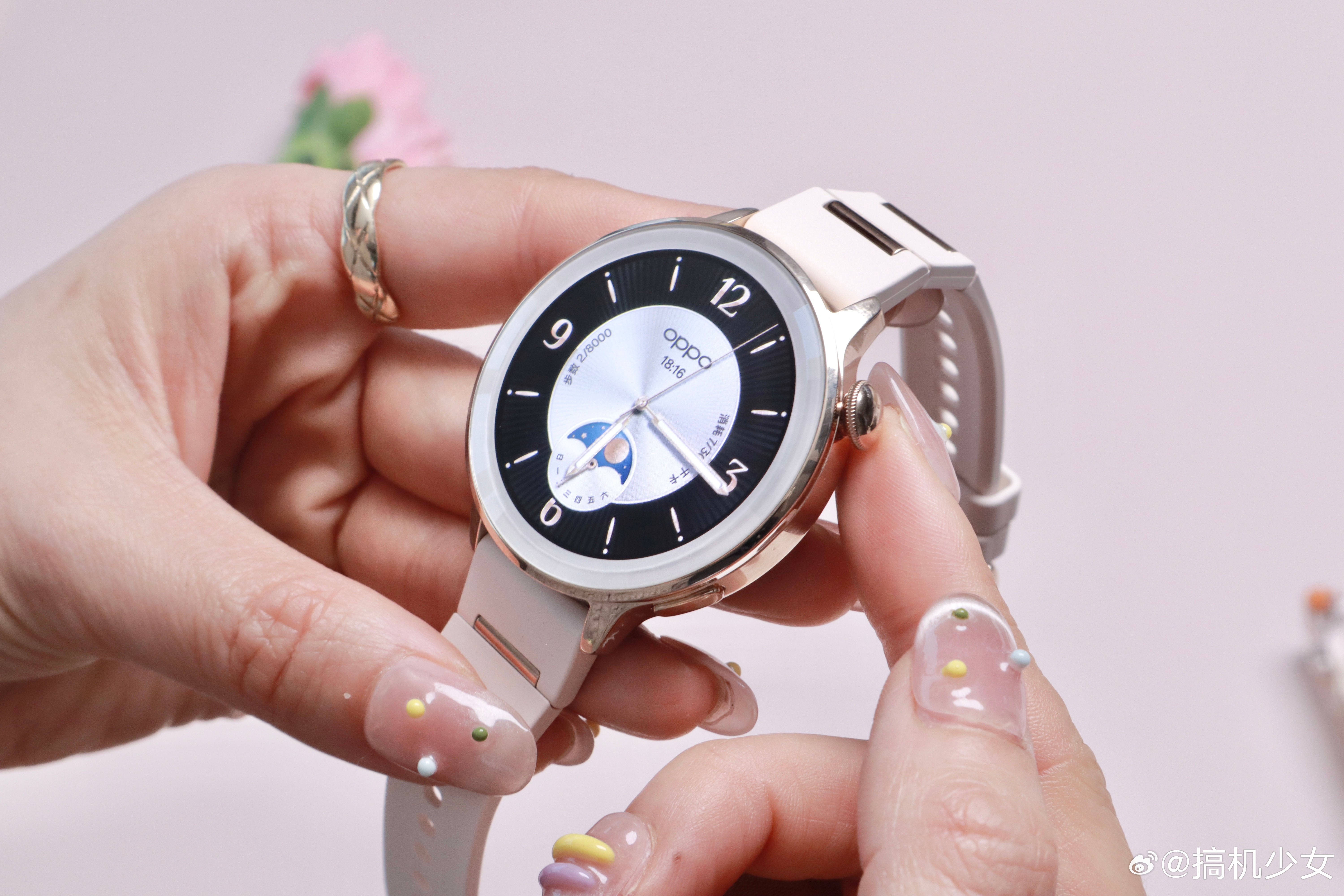 打开 OPPO & FENTY BEAUTY 礼盒的一刻，真的有被这金灿灿的外观