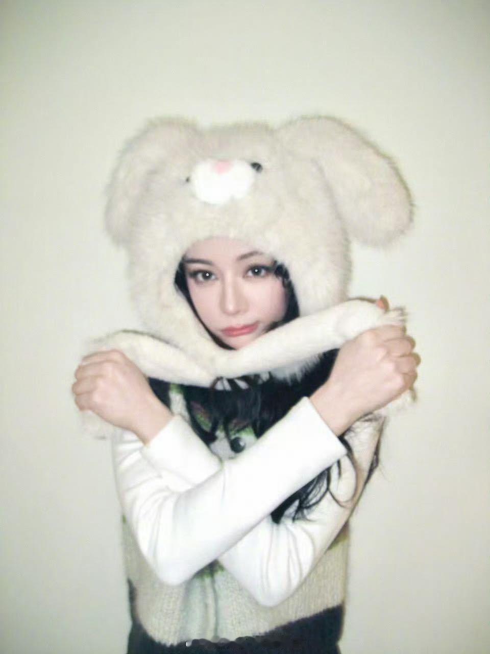 别的娃娃：躺平卖萌😴 迪丽热巴的娃娃：给大伙儿跳个舞拜个年💃 这就是顶流家的