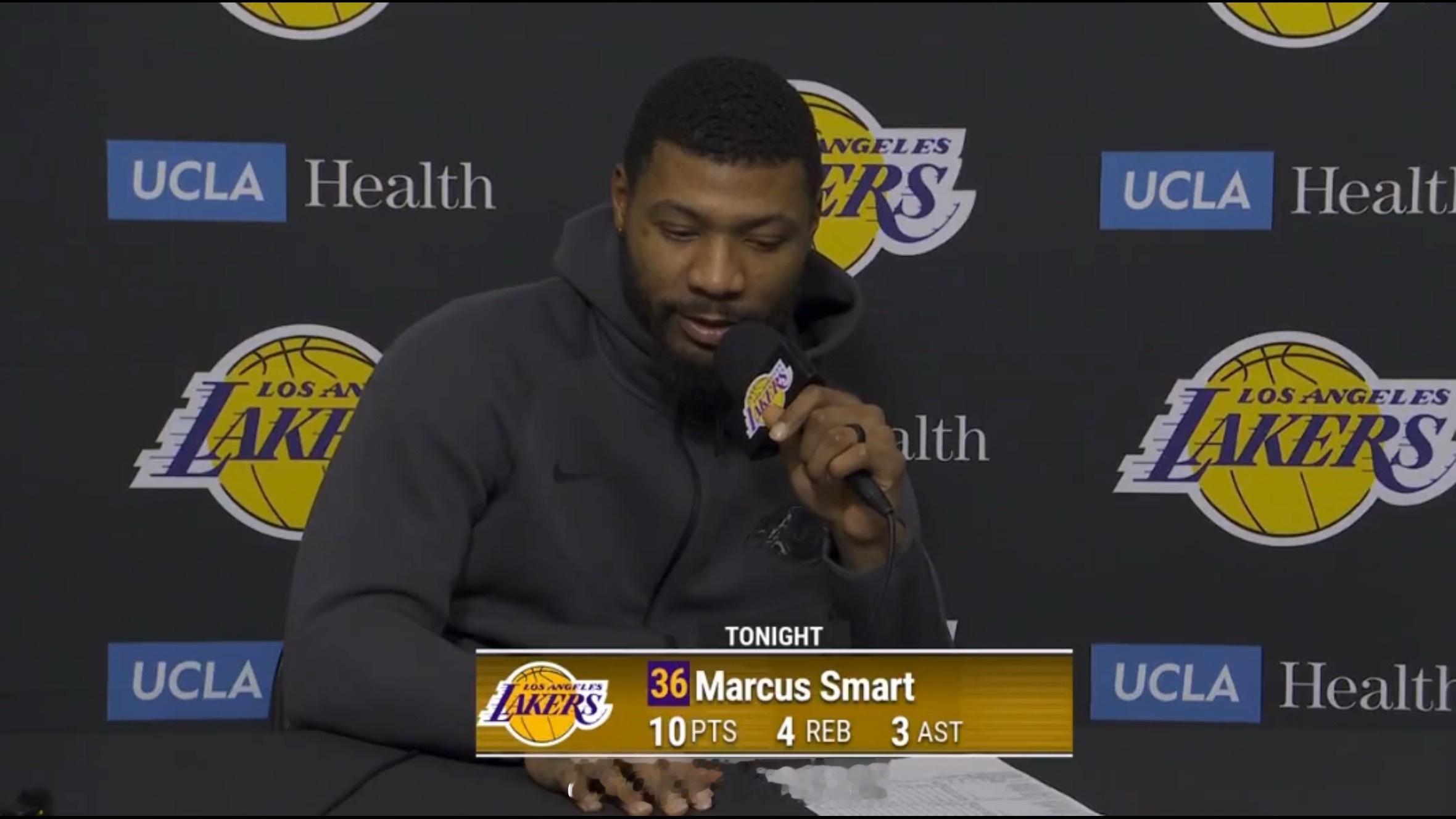 斯玛特点名批评某队员，应该专注于回防，而非向裁判抱怨🤔“我们总在围着裁判争论，