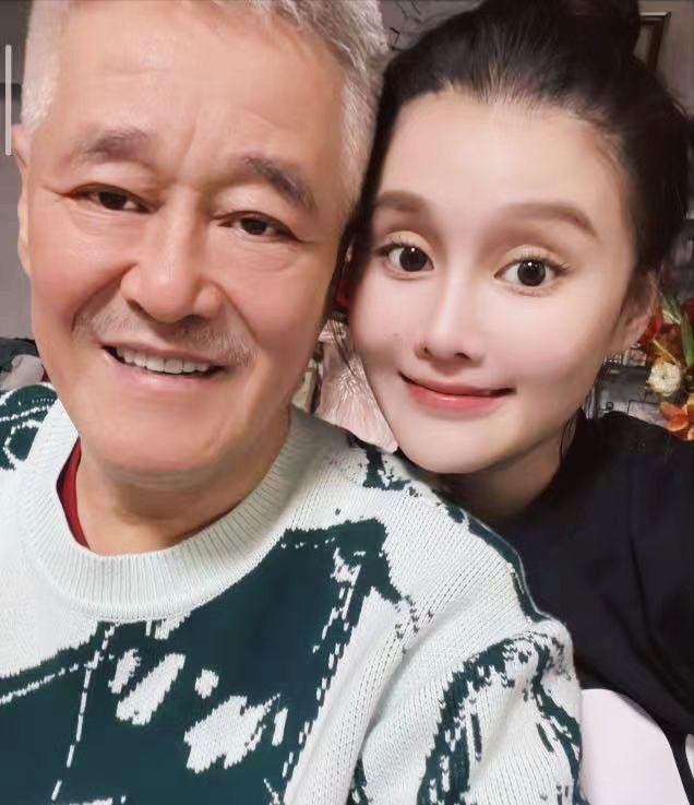 赵本山的女儿球球说，父亲经常提醒我们，我不需要你给我养老，但是千万不要给我惹麻烦