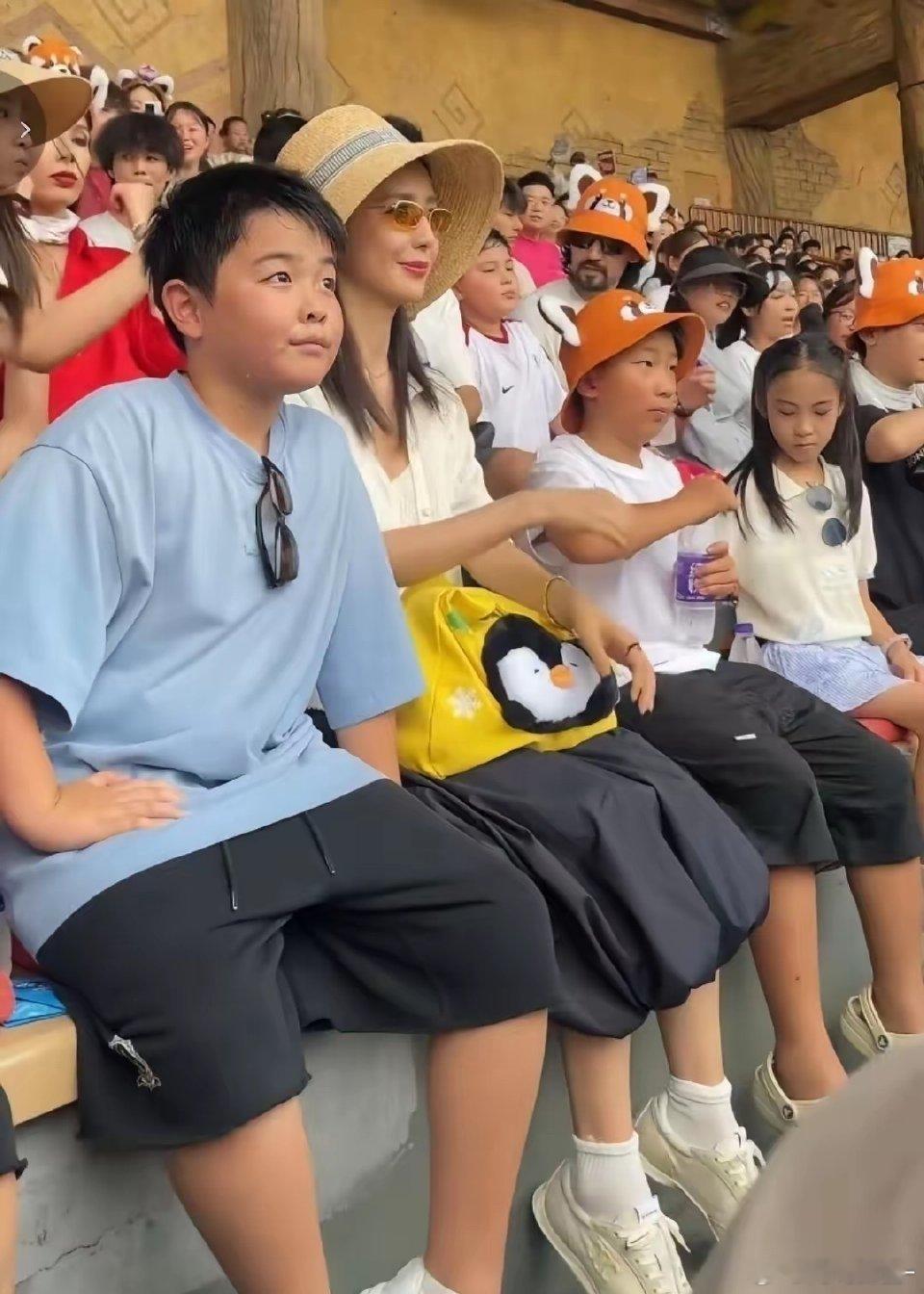 何止是陈思诚亲生的，简直像陈思诚亲自生的，皱眉头都一样 
