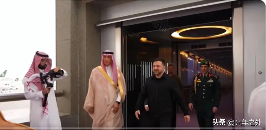 中东这锅沸汤，泽连斯基来蹭热度
 
3月26日，泽连斯基在社交媒体轻描淡写一句：