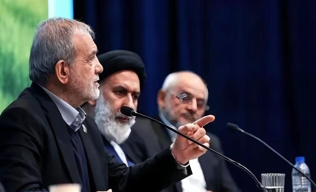 很多人以为，美国航母堵在伊朗家门口迟迟不动手，是怕了。其实，真正让白宫踩下刹车的