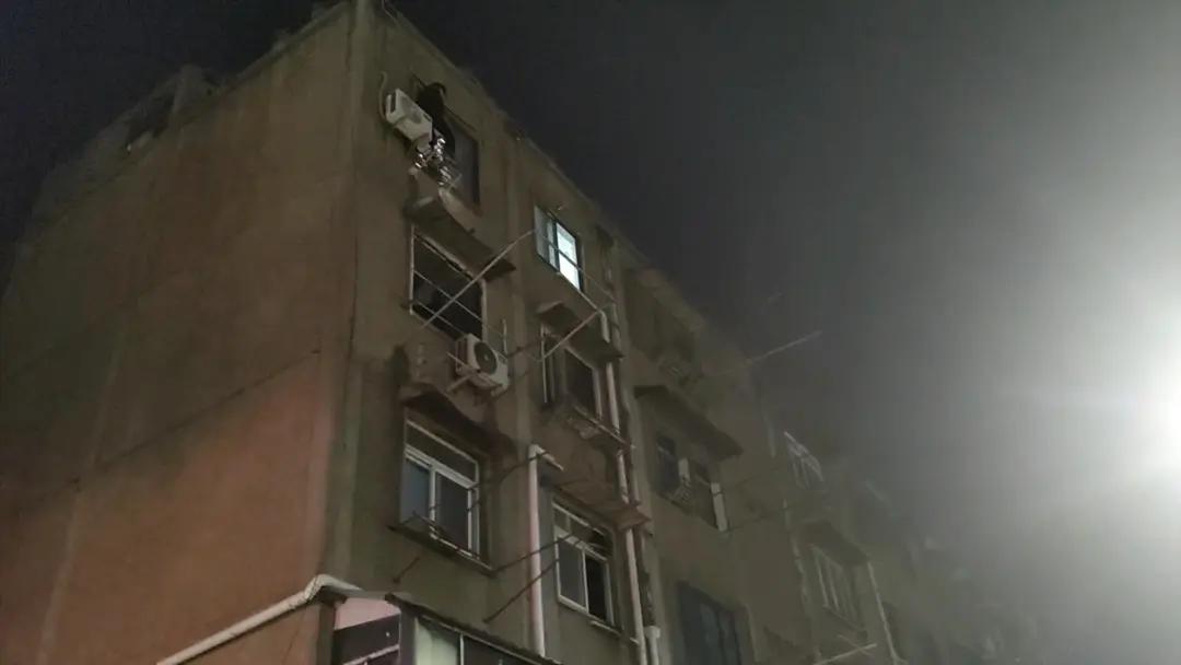 2025年9月重庆，一男子出门时忘带钥匙，等回家怎么也打不开门！就在他打算请开锁