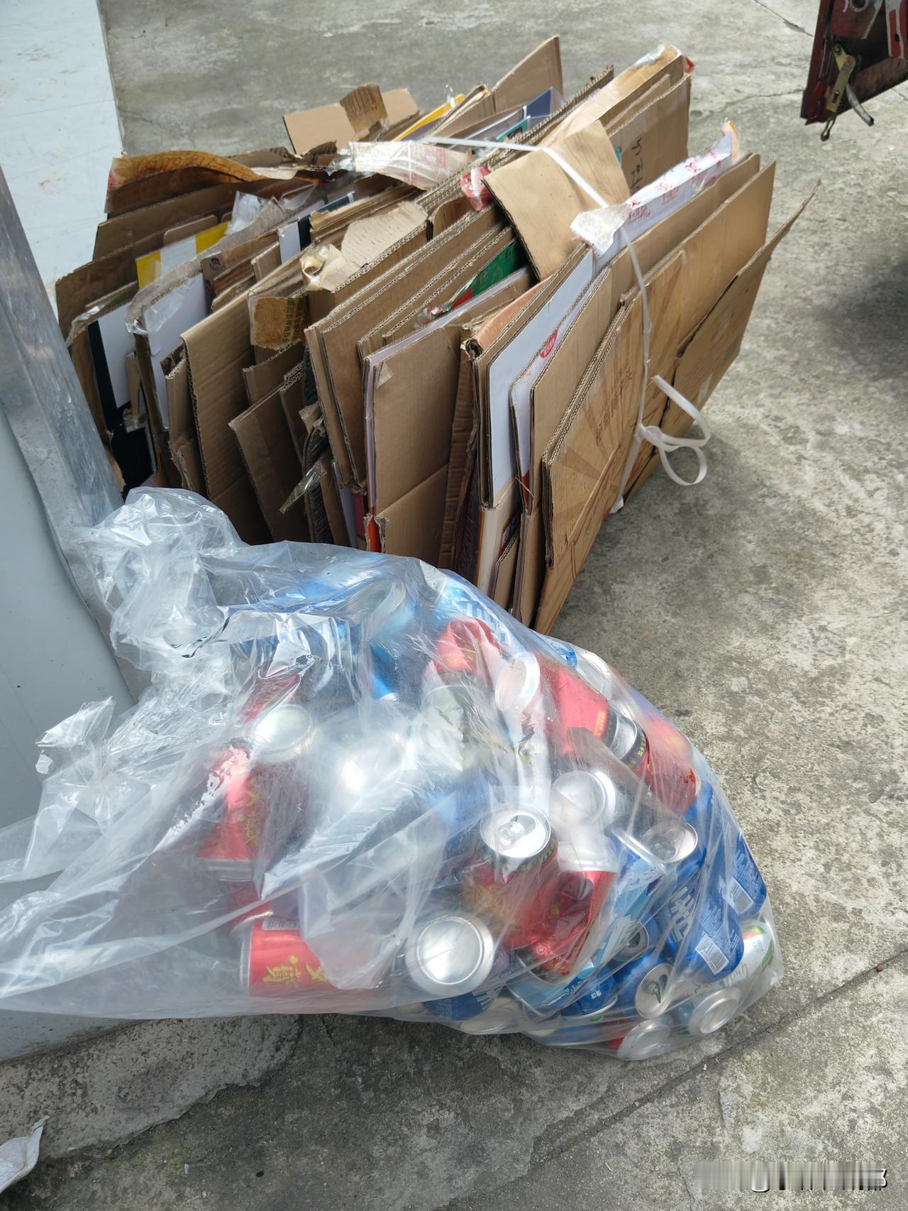 我也觉得是的，我们这个月的废品都卖了100元钱了，头条写作一个月还不到10元[笑