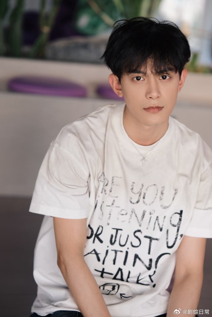 邓凯 鲁迅美院鲁迅美院毕业，八年龙套，用美术功底设计微表情、画分镜、参与造型——