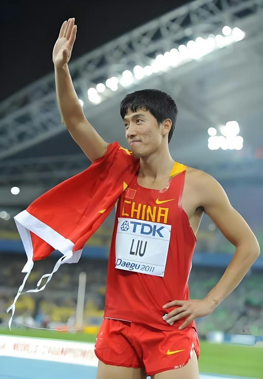 要不要进体制？
刘翔8月26日确实发了那条“买断还是当教练，在线等”的微博，配的