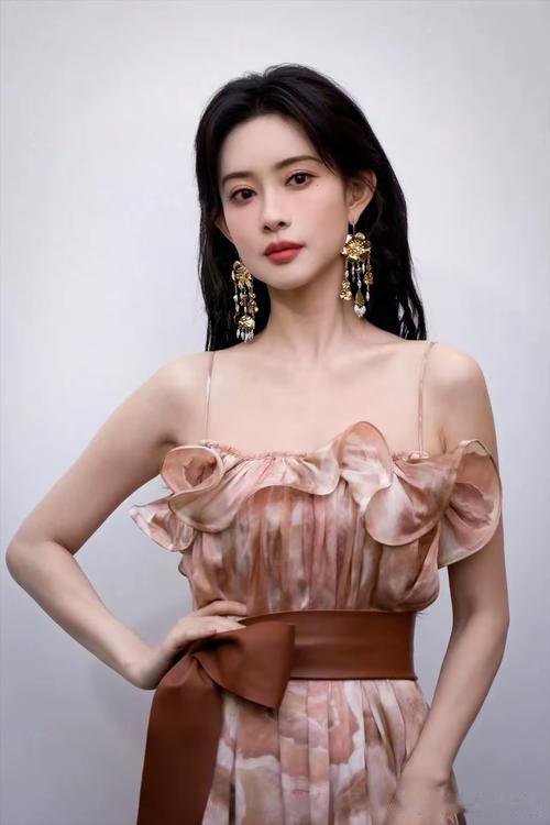 2026年7月13日《百花杀》线下追剧团现场，孟子义与何与牵手入场的画面直接把剧