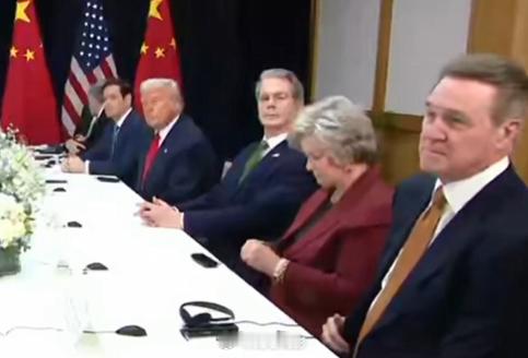 有美国记者在今天的会晤期间，对特朗普大喊：“你为什么改变核计划？！为什么还在进行