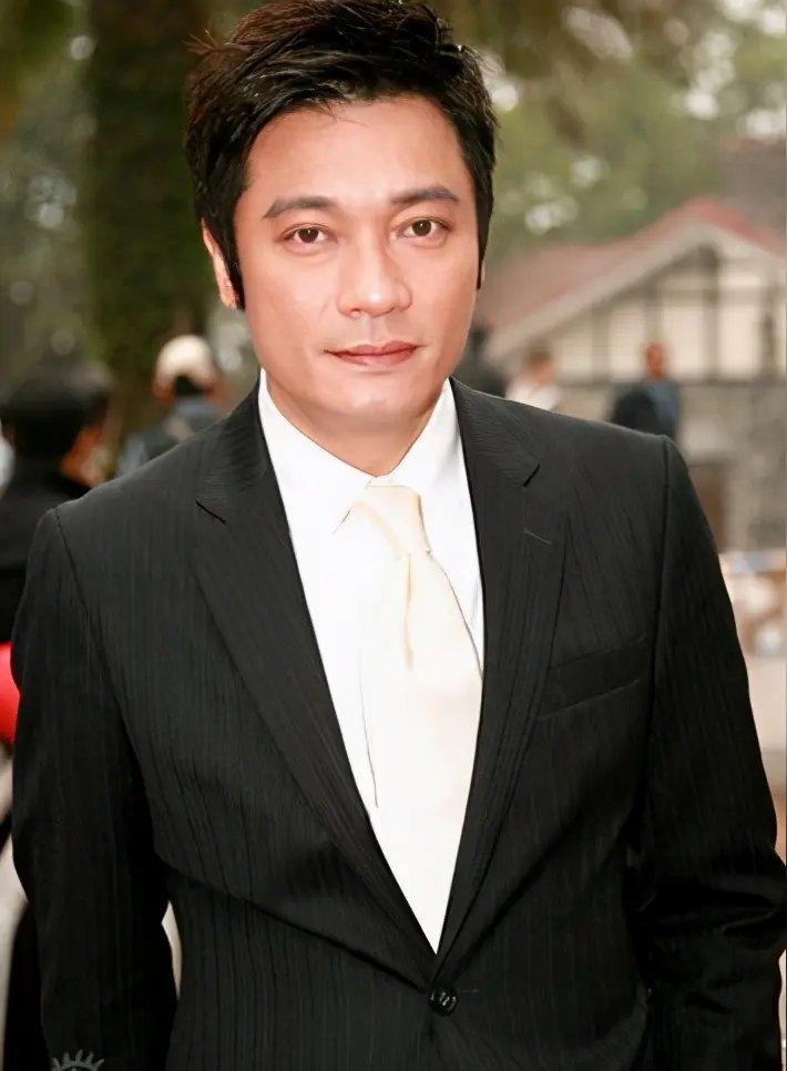 一登机发现一个眼熟的面孔，这不是罗嘉良吗，我以前特别喜欢他主演的港剧 戴着一个棒